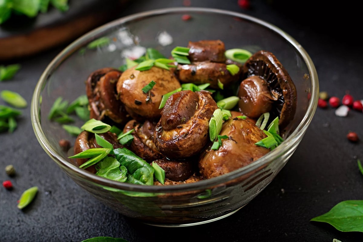 Шампиньоны-гриль с чесноком и пряными травами фото