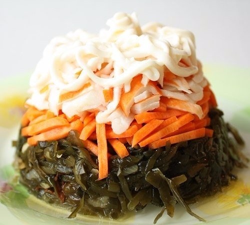 салат из кальмара с морской капустой