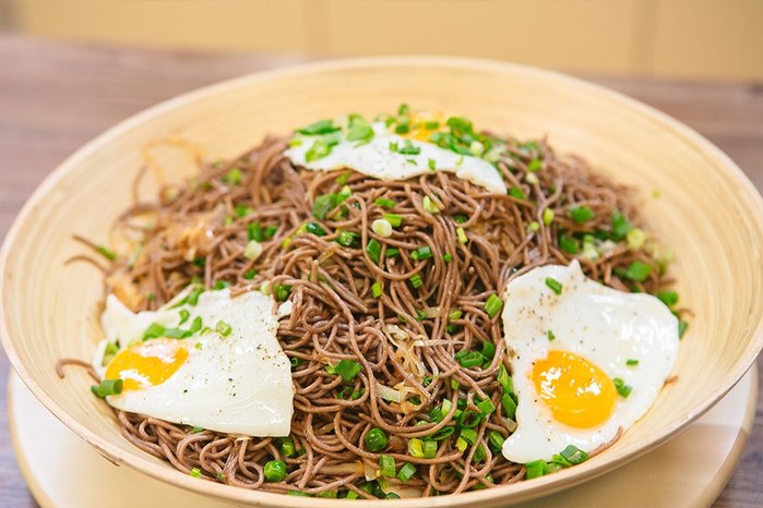Гречневая лапша с капустой и яйцом